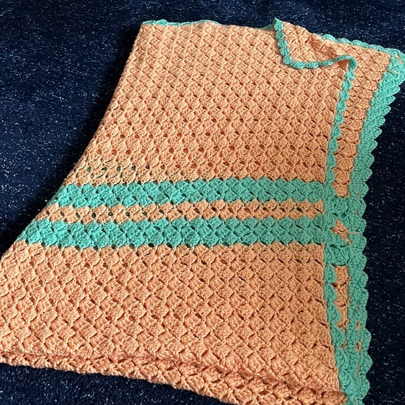 😍Host pick 🥂Vintage crocheted throw peach/turquoise - Picture 2 of 4